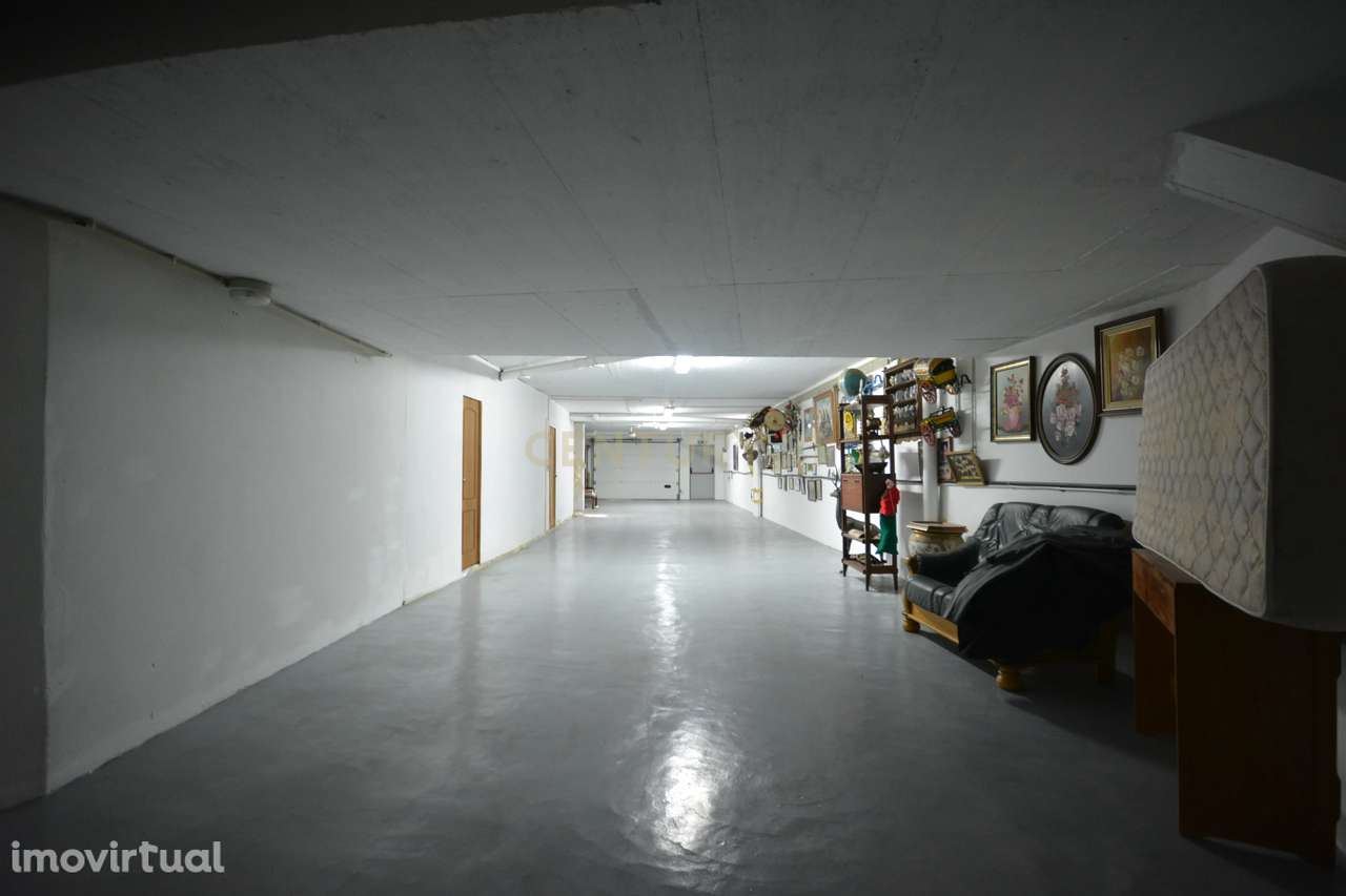 ESPAÇO PARA ARMAZÉM OU GARAGENS COM 821 M2 SITUADO NA BAIXA ALBUFEIRA - Grande imagem: 3/9