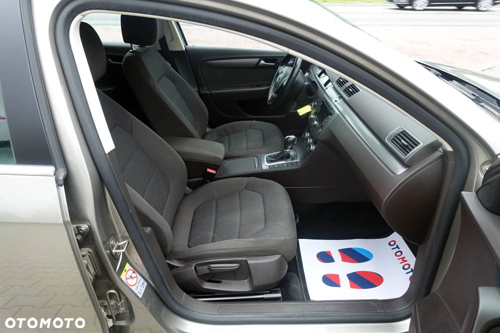 Volkswagen Passat 2.0 TDI DSG BlueMotion Technology Comfortline - 16
