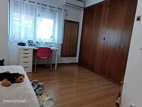 Moradia T3+1 com rooftop e espaços únicos em Freiria - Grande imagem: 4/12