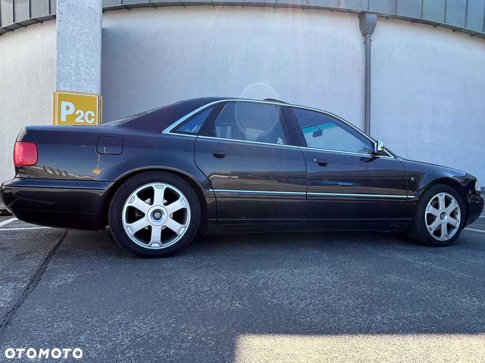 Audi S8 - 8