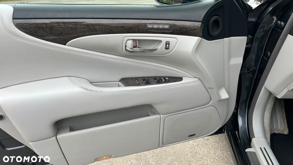 Lexus LS - 16