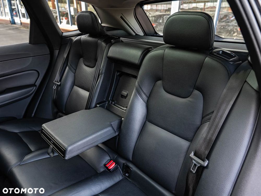 Volvo XC 60 B4 D Plus Dark - 27