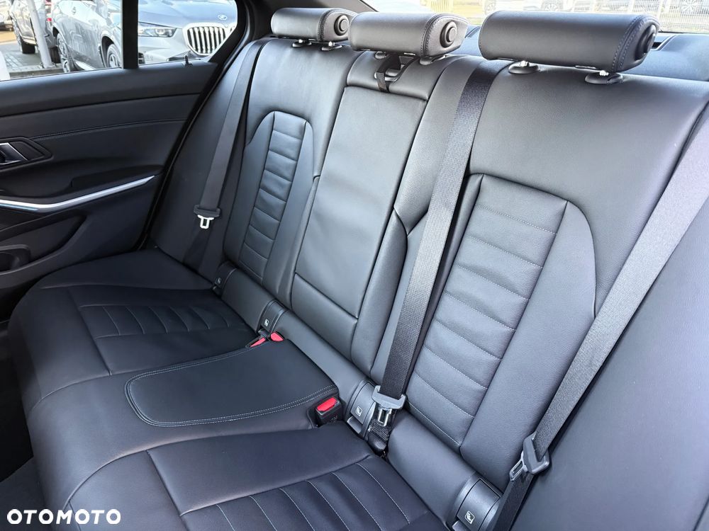 BMW Seria 3 330i xDrive M Sport - 32