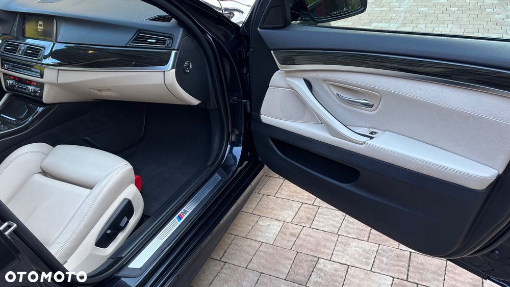BMW Seria 5 525d xDrive - 33
