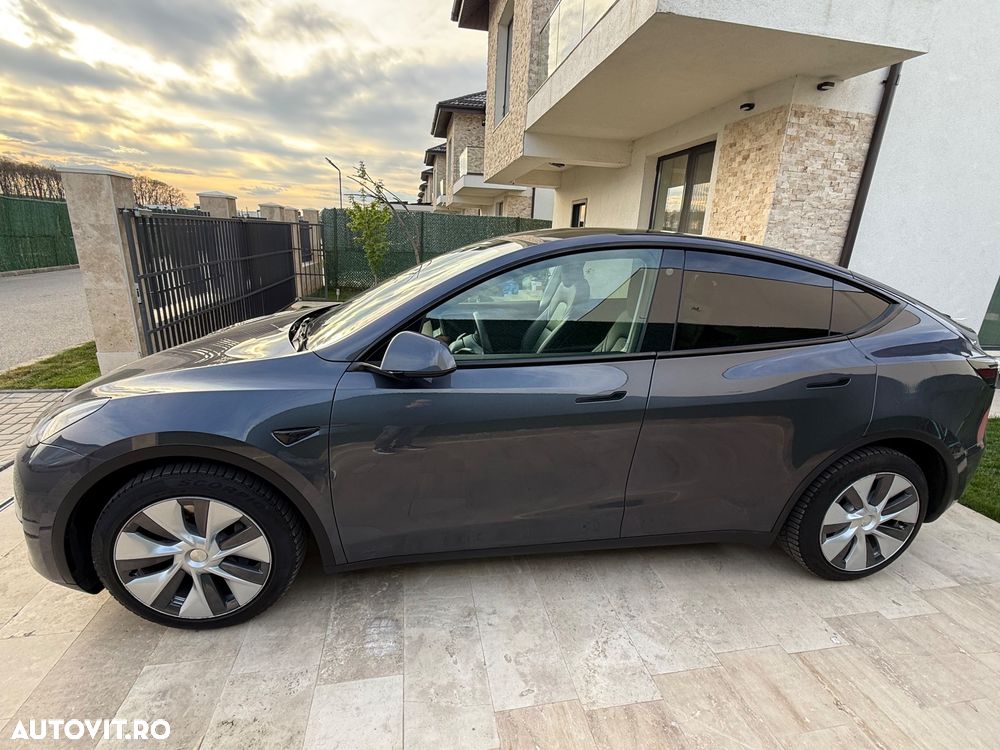 Tesla Model Y - 11