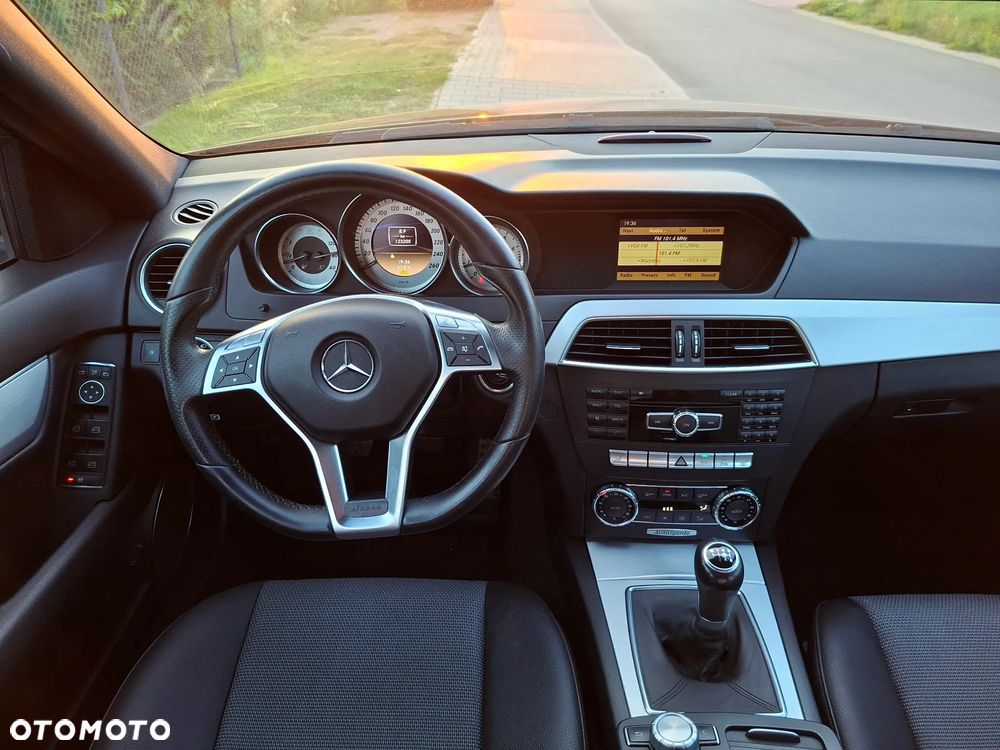 Mercedes-Benz Klasa C 200 CGI BlueEff Avantgarde - 13