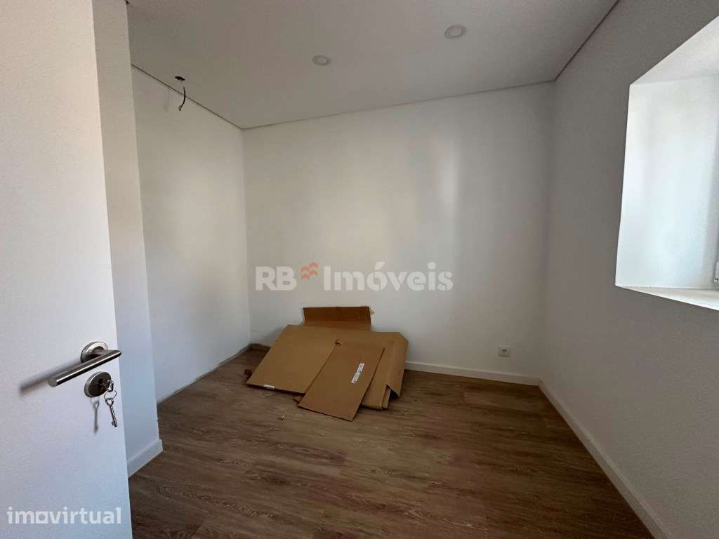 Moradia T2 remodelada em Alferrarede Velha - Grande imagem: 5/9