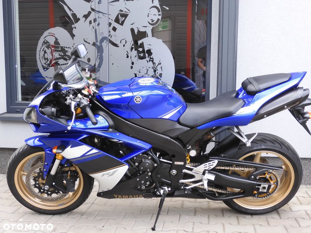 Yamaha R1 - 25