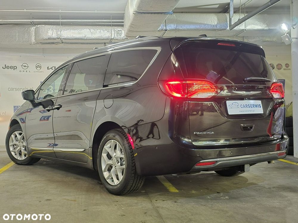 Chrysler Pacifica - 11