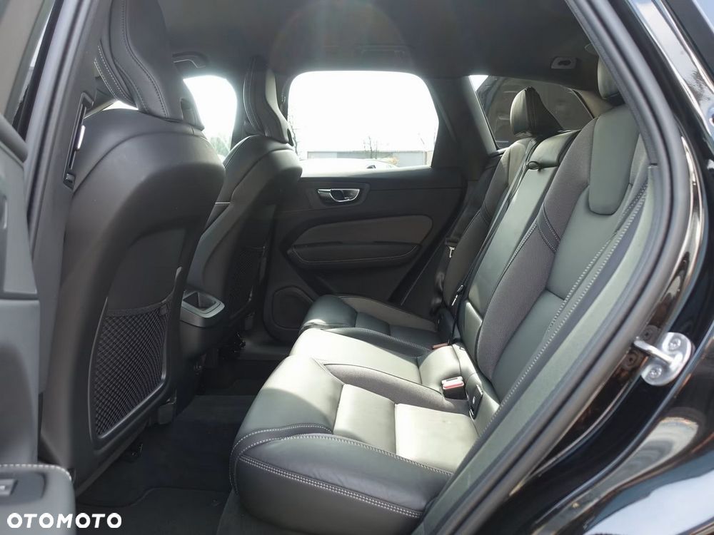 Volvo XC 60 B5 B AWD Plus Black Edition - 28