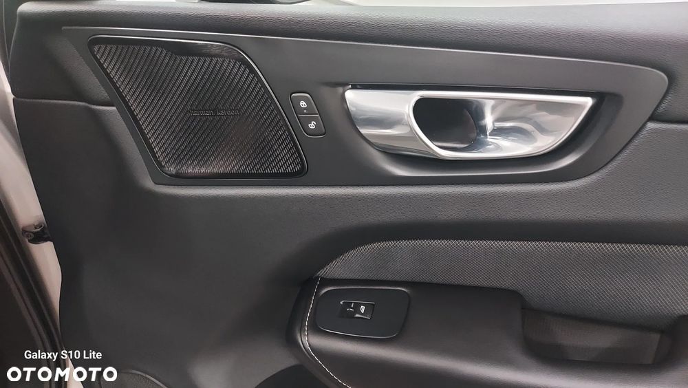 Volvo XC 60 B4 D AWD Ultimate Dark - 19