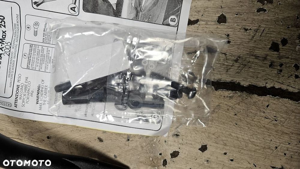 Stelaż pod kufer centralny Givi SR355M Yamaha X-Max 250 - 2