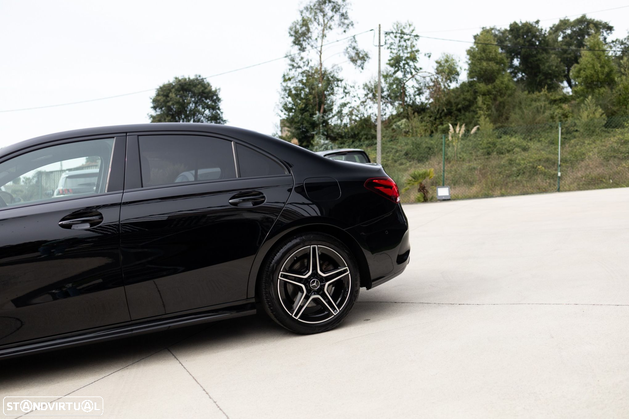 Mercedes-Benz A 250 Limousine e AMG Line - 11
