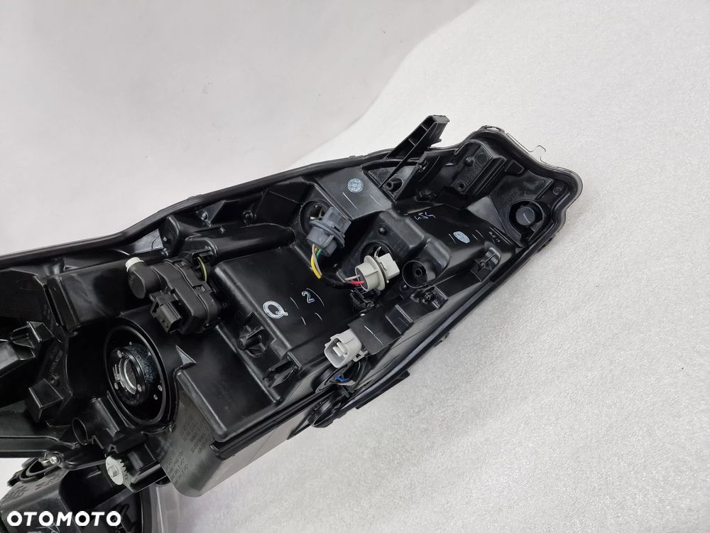 TOYOTA YARIS III 3 LIFT 17- PRAWA LAMPA PRZEDNIA PRZÓD SOCZEWKA , NR AUKCJI LA396 - 27