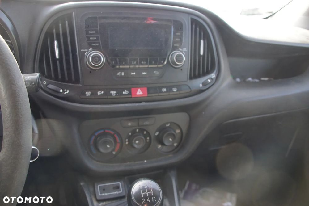 Auto na części - Fiat Doblo II Lift 1.3 MultiJet 90 KM 263A2000 C510 249 2016R Silnik Skrzynia Drzwi Błotnik Zderzak Lampa Klamka Lusterko Szyba Deska Kokpit Sterownik Moduł Czujnik Licznik Wyświetlacz Panel Kierownica - 12