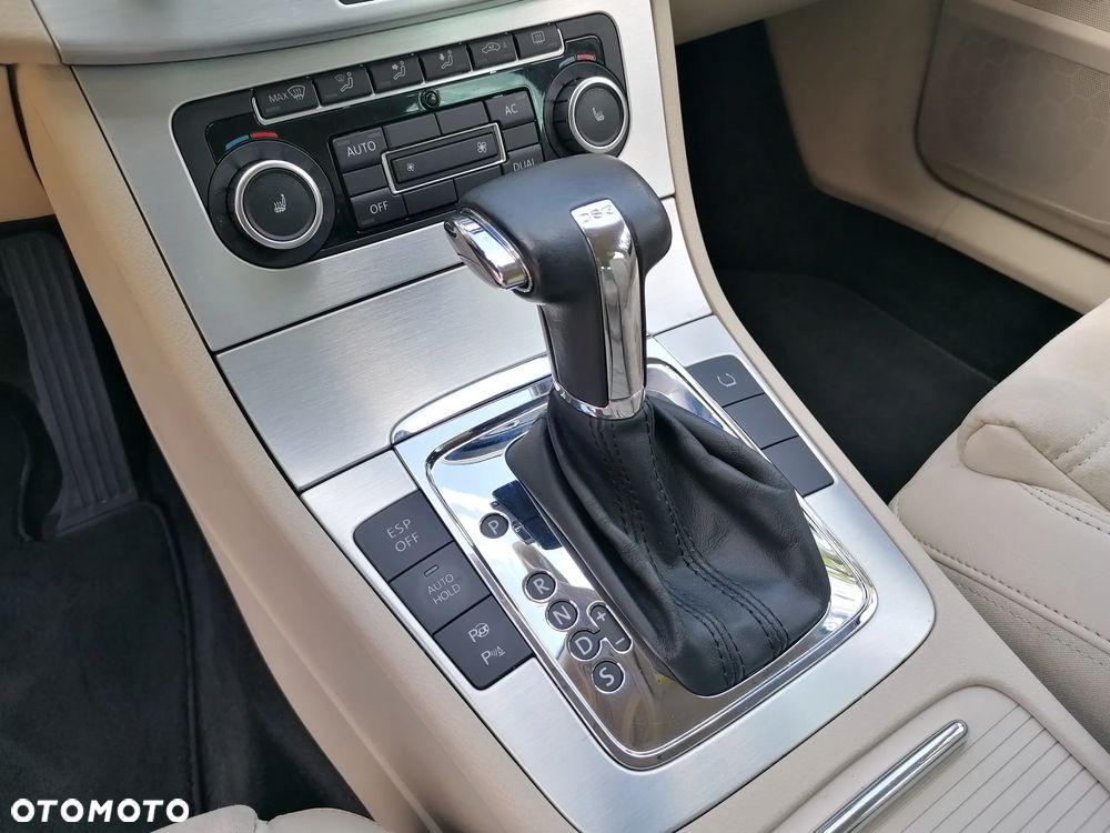 Volkswagen Passat Variant 2.0 TDI DPF DSG Highline - 22