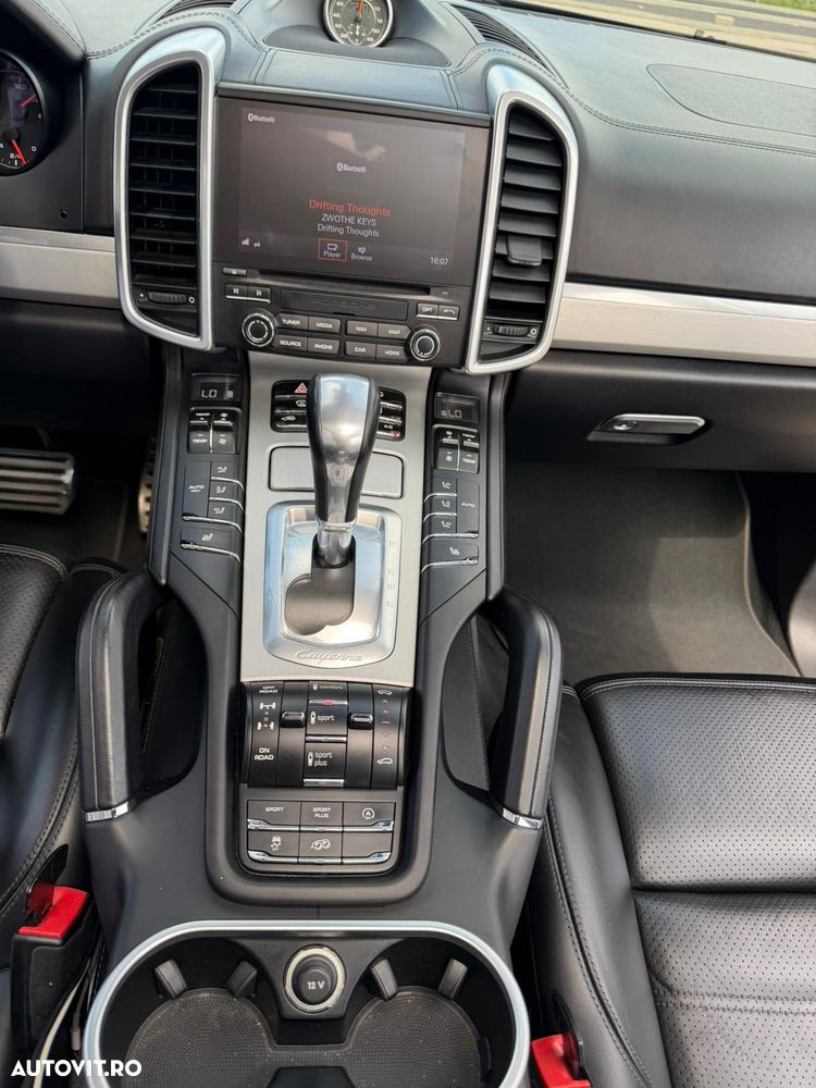 Porsche Cayenne 4.8 L Turbo - 12