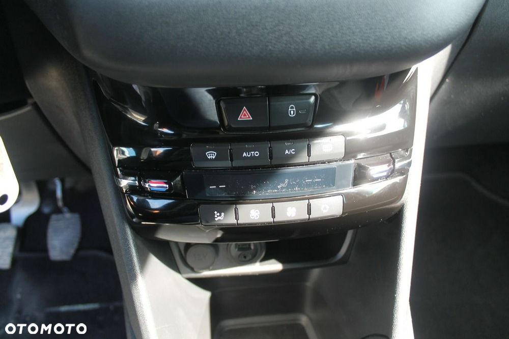 Peugeot 208 - 16