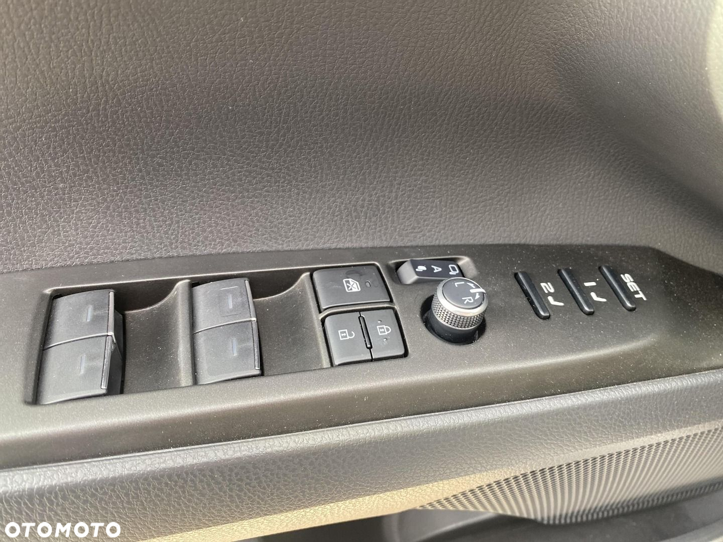 Toyota Camry - 23