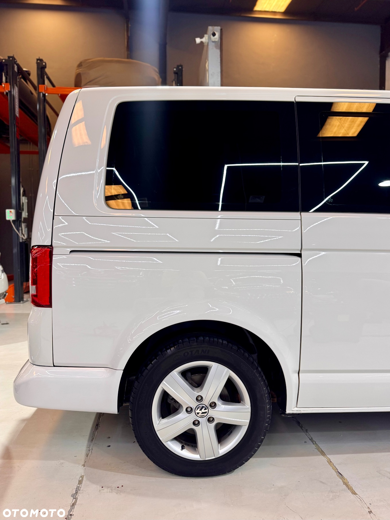 Volkswagen Multivan - 12