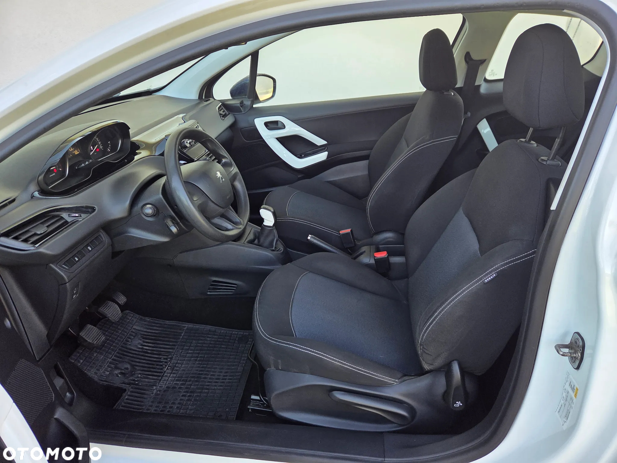 Peugeot 208 - 8