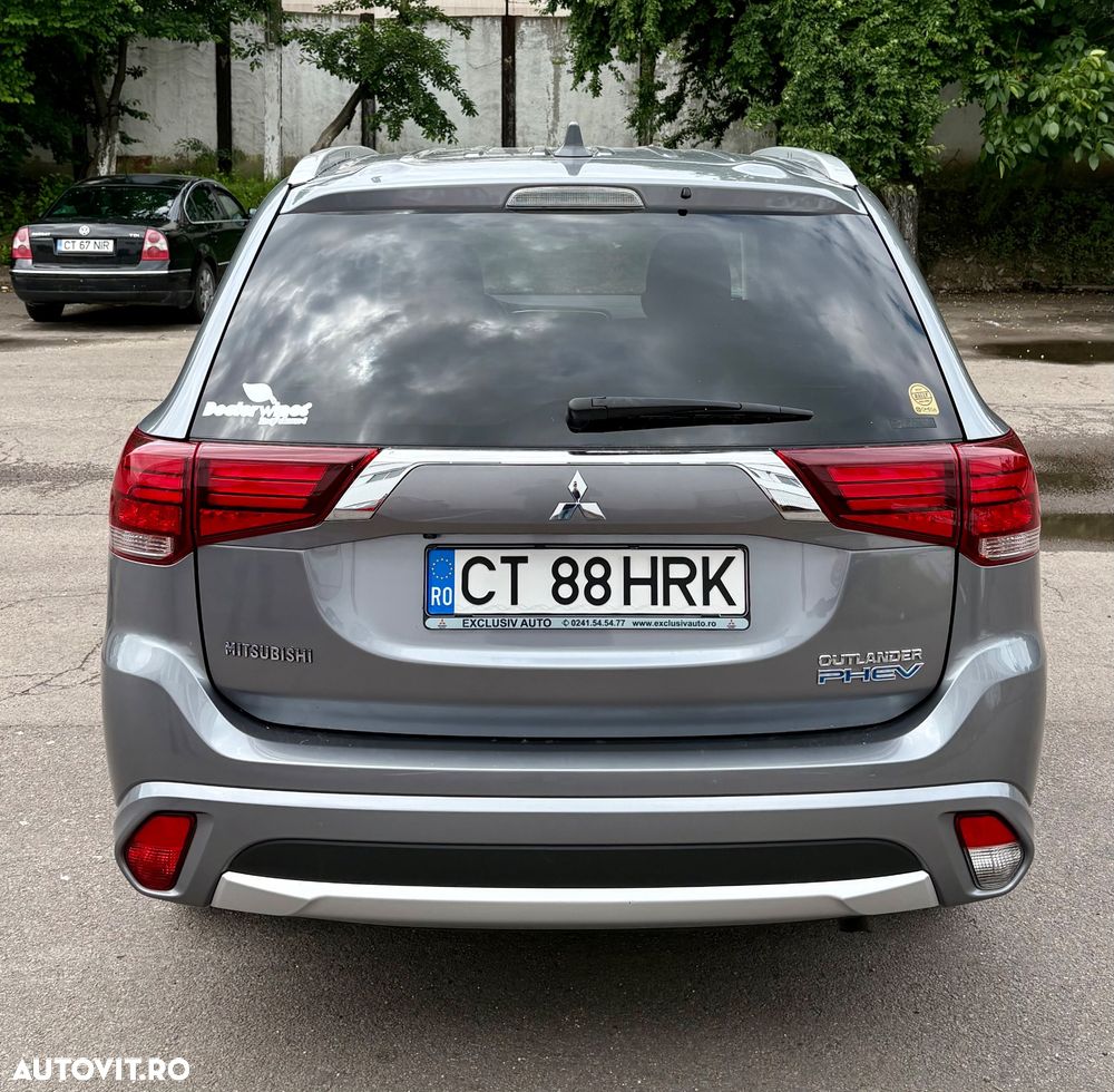 Mitsubishi Outlander - 2