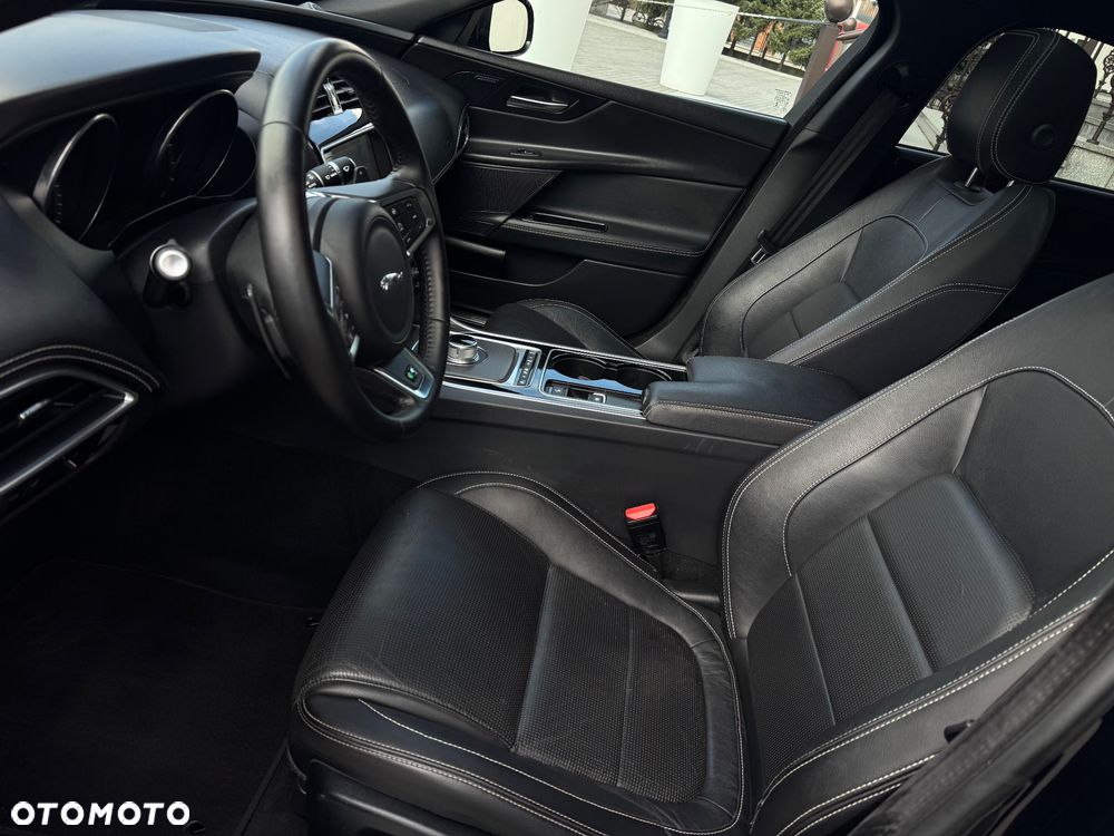 Jaguar XE D200 R-Dynamic SE - 27