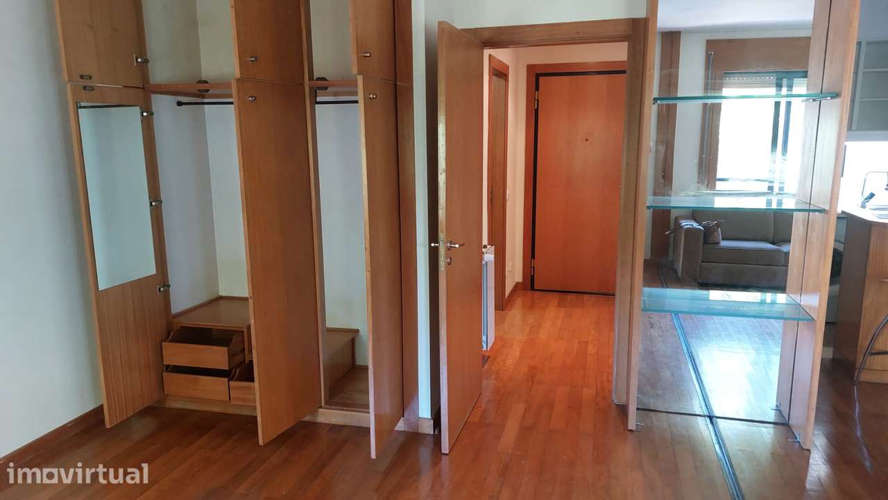 Aluga-se Apartamento T1 2Frentes, frente ao Hospital da Prelada - Grande imagem: 3/9