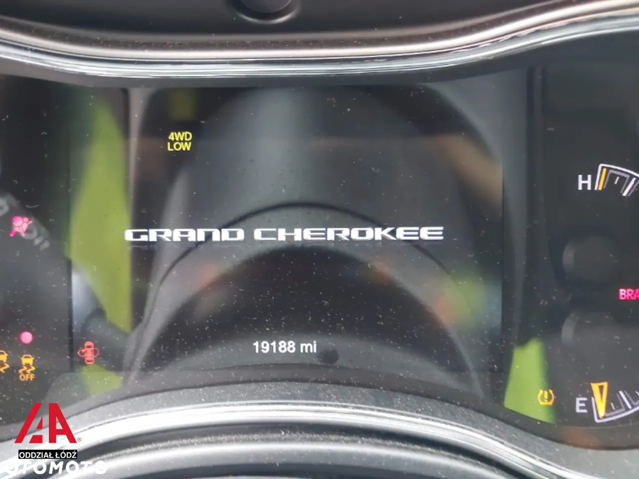 Jeep Grand Cherokee - 12