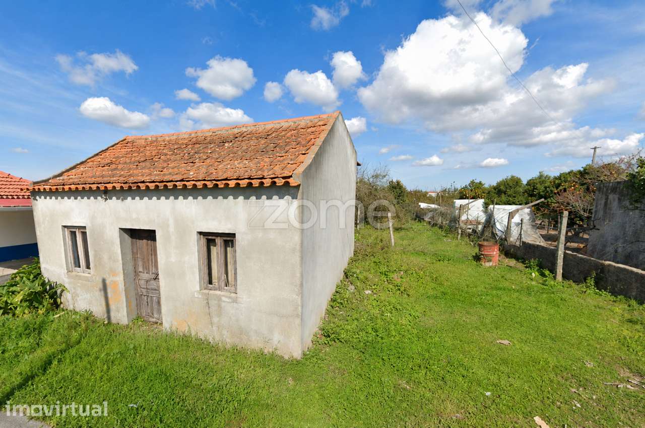 Terreno com 540 m² e Moradia para Renovar em Santo Varão.