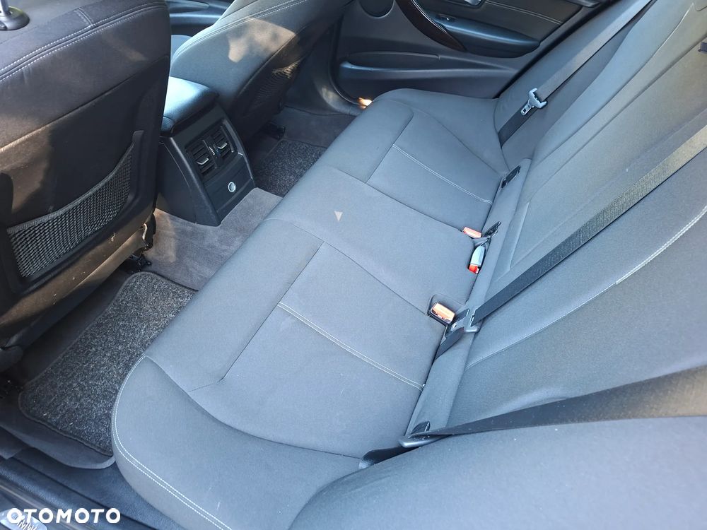 BMW Seria 3 318d Sport Line - 11