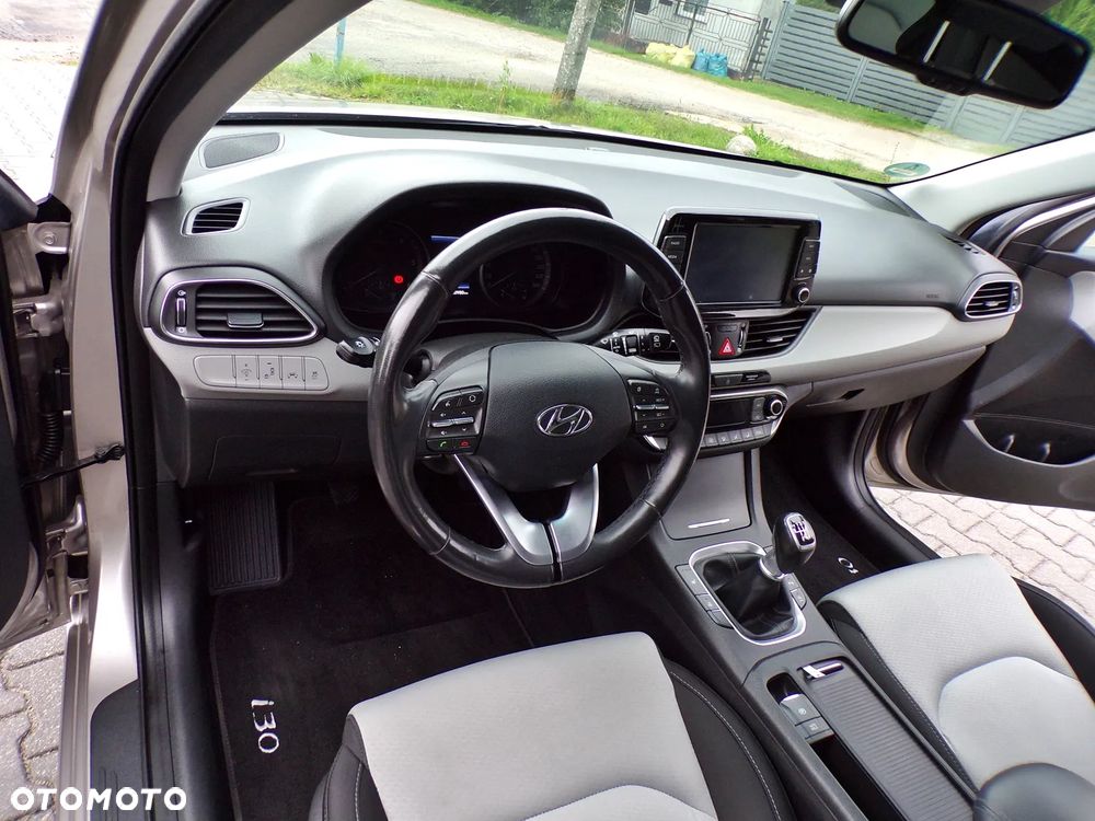 Hyundai i30 blue Kombi 1.6 CRDi Premium - 15