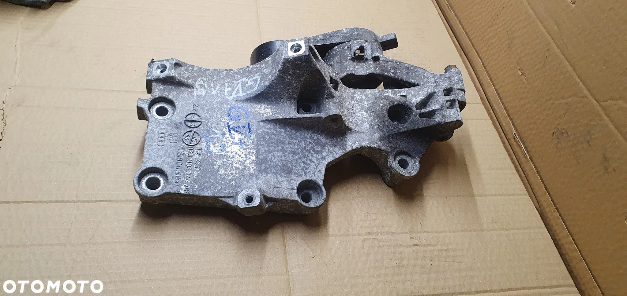 Łapa mocowanie alternatora VW Golf V Plus 1.9 TDI 038903143AF - 3