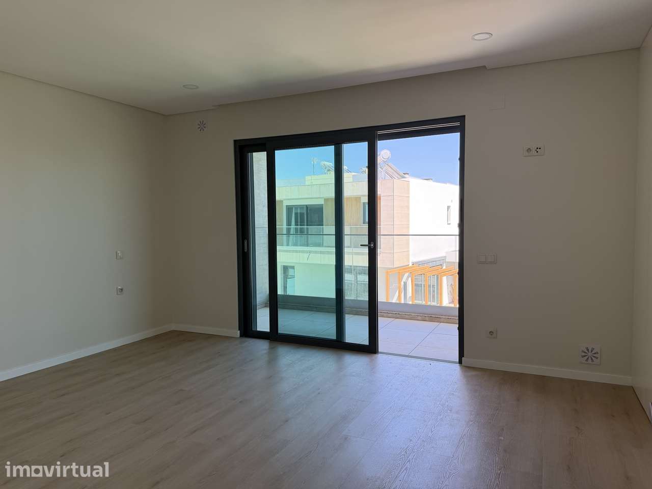Moradia T4 com piscina, terraço e garagem em Ferreiras - Grande imagem: 3/48