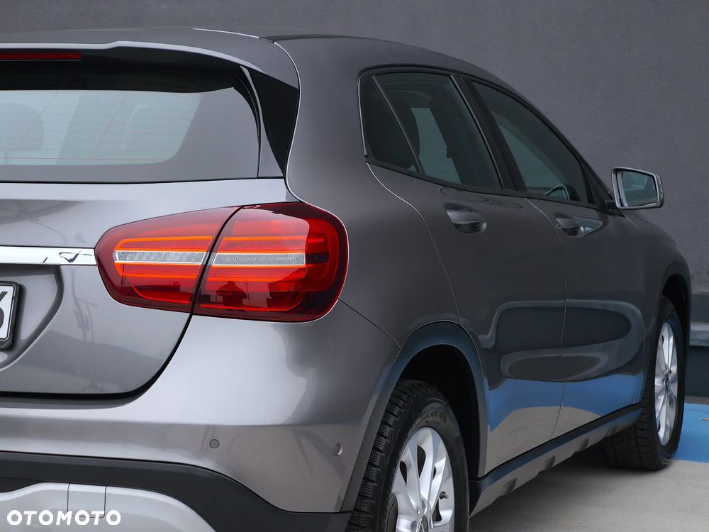 Mercedes-Benz GLA 180 7G-DCT - 35