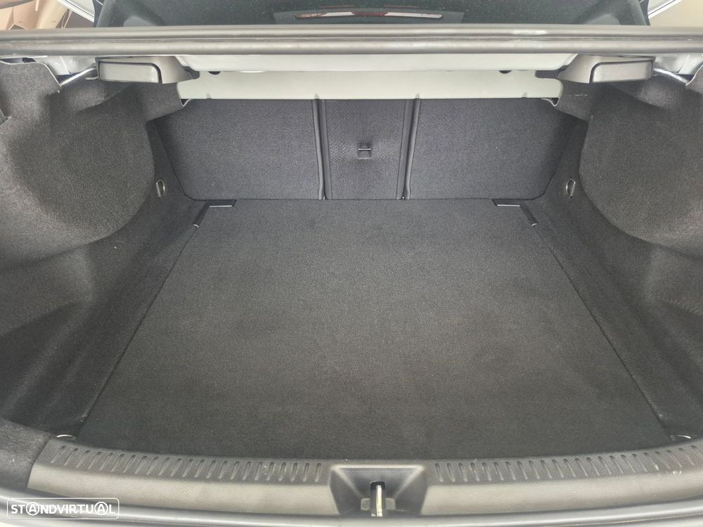 Mercedes-Benz A 180 Limousine d Progressive Aut. - 32