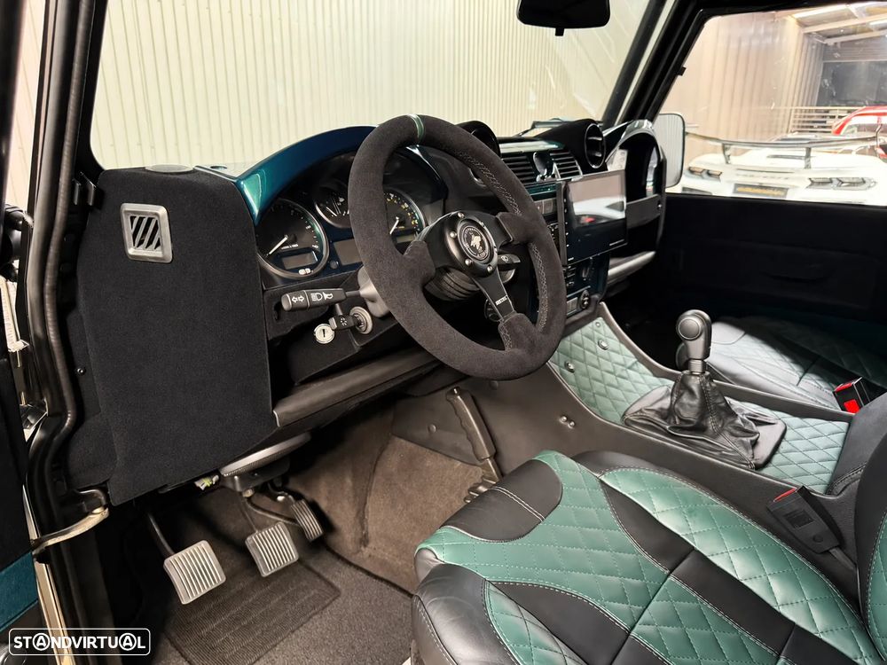 Land Rover Defender - 22