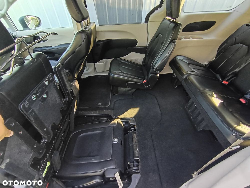 Chrysler Pacifica - 17
