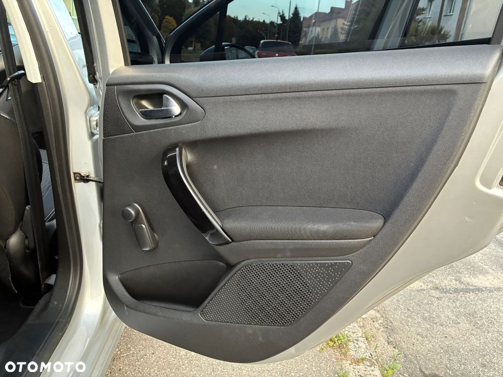 Peugeot 208 - 25