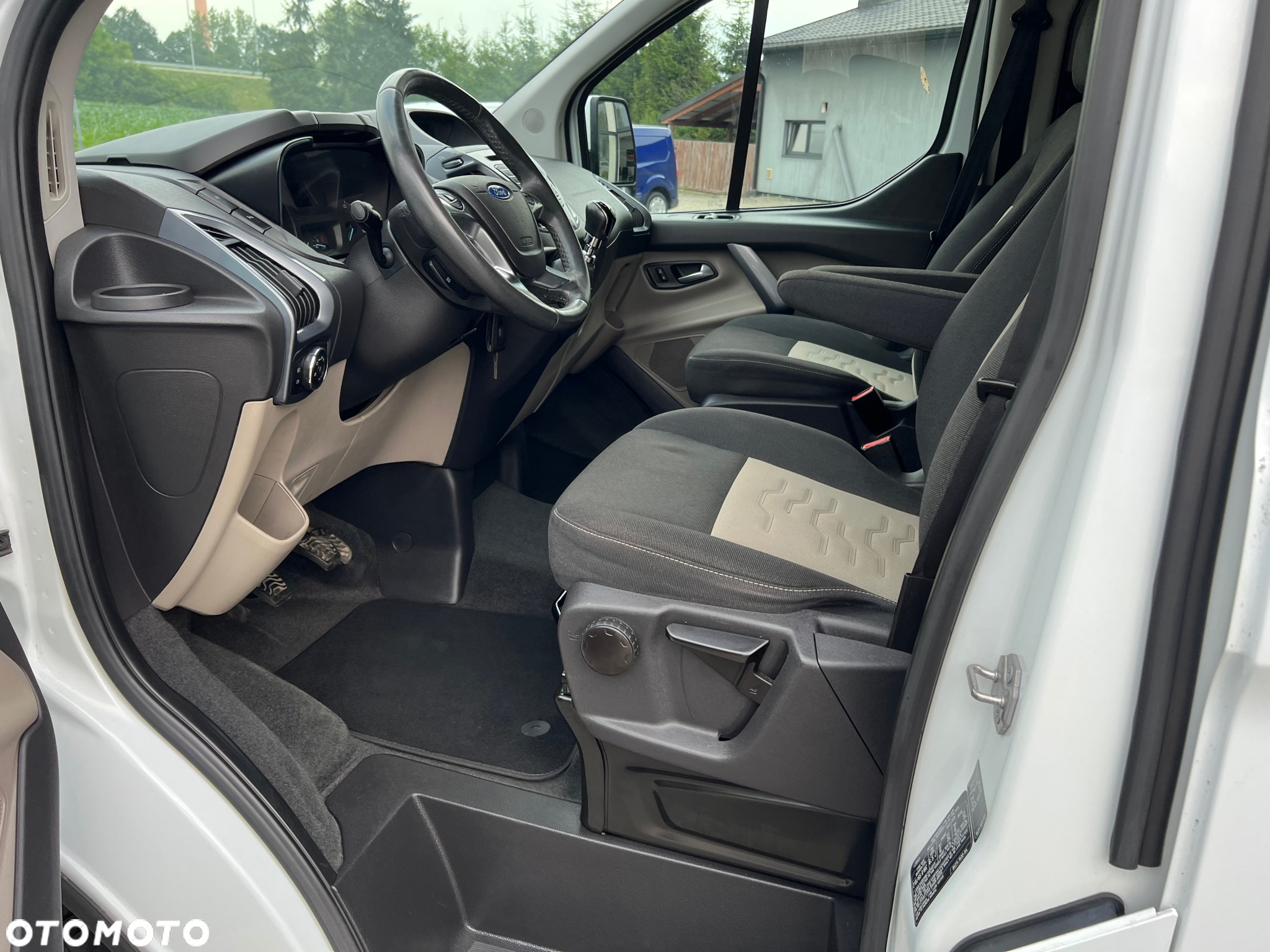 Ford Tourneo Custom - 10