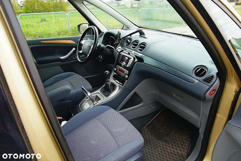 Ford Galaxy 2.0 Ghia - 12