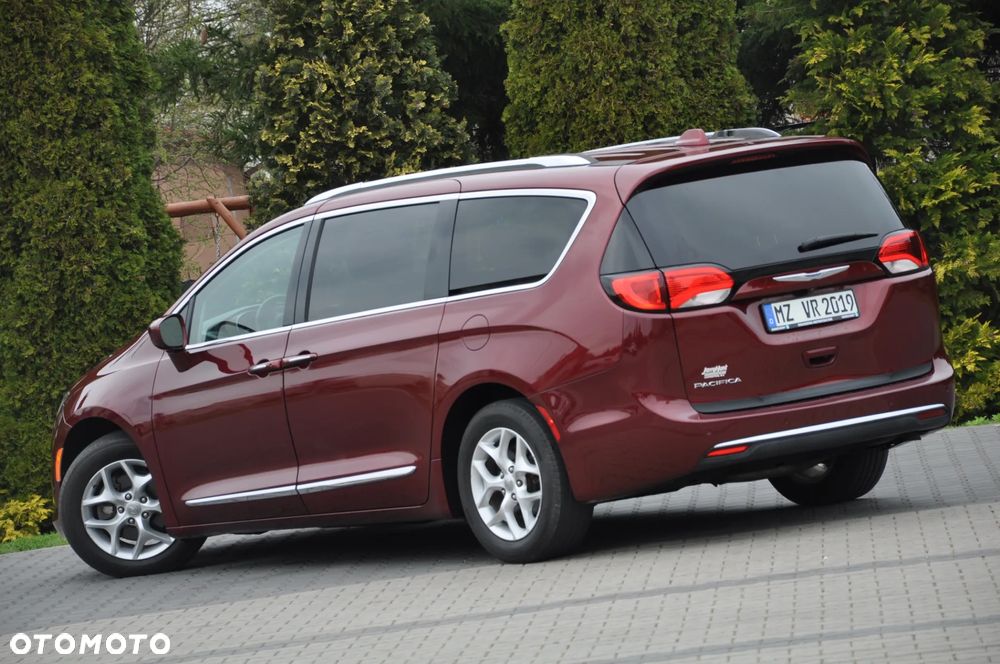 Chrysler Pacifica - 16