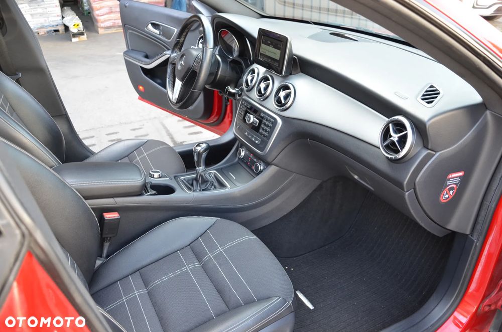 Mercedes-Benz CLA 200 Urban - 38