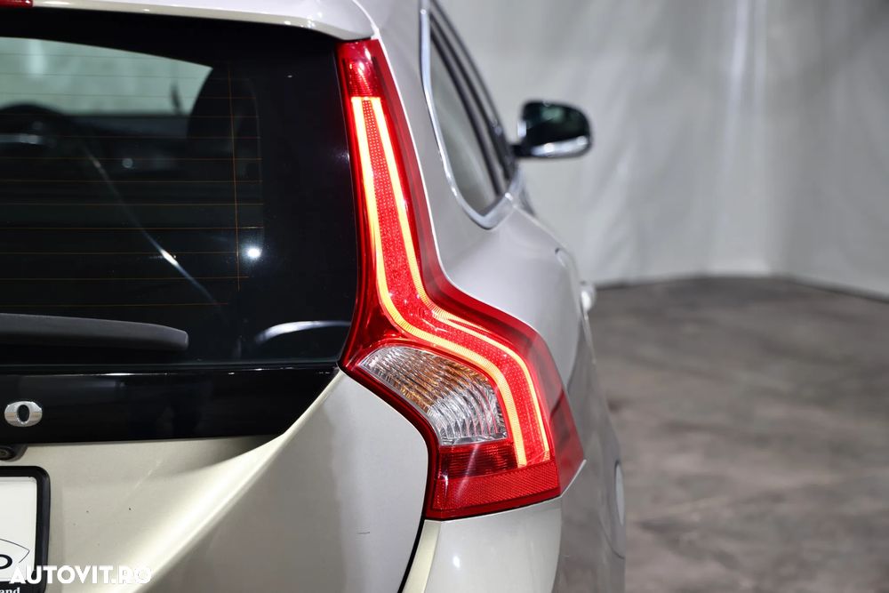 Volvo V60 D6 Plug-In-Hybrid AWD Geartronic Momentum - 35