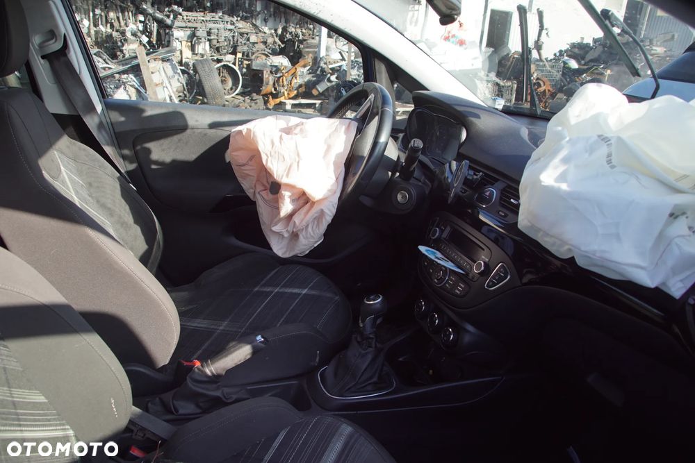 Auto na części - Opel Corsa E 1.4 Twinport 90 KM B14XEL F17 Z22V 2018R Silnik Skrzynia Drzwi Błotnik Zderzak Klapa Lampa Lusterko Klamka Szyba Deska Kokpit Sterownik Moduł Czujnik Licznik Panel Kierownica - 11