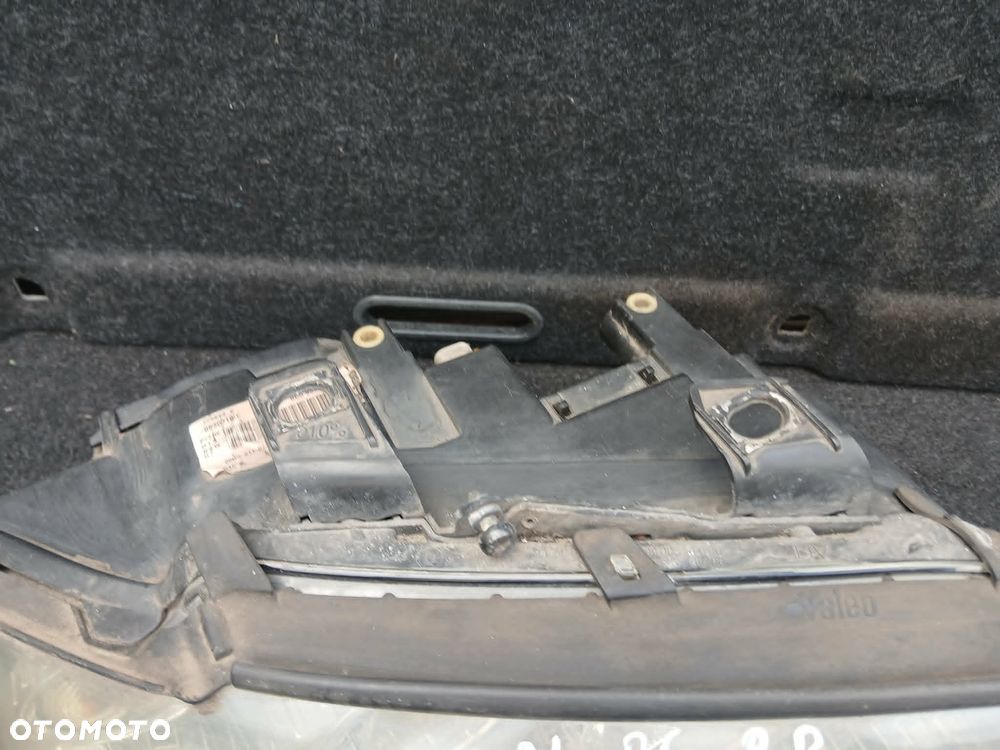Audi A4 B6 lampa przednia prawa Xenon - 3
