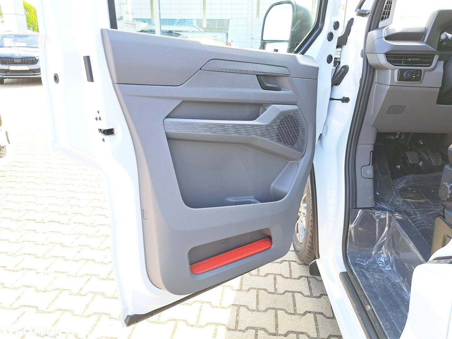 Volkswagen Caravelle - 10