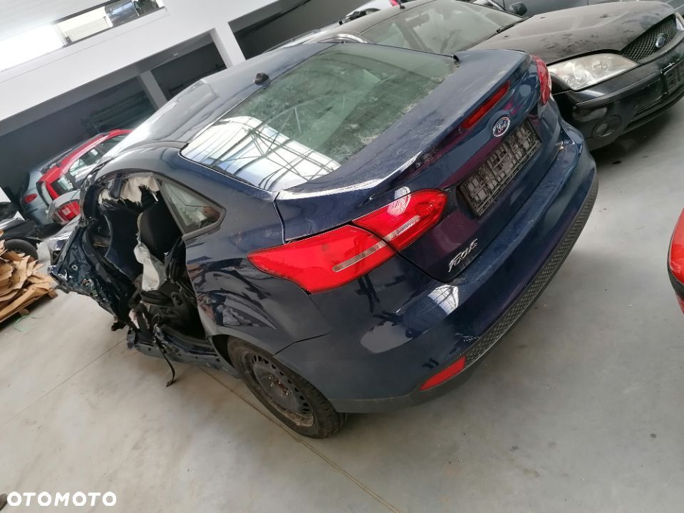 Focus mk3 lift sedan szyba tylna tył karoseryjna