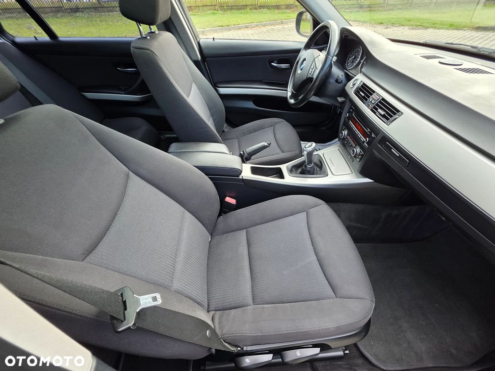 BMW Seria 3 318d DPF Edition Exclusive - 28