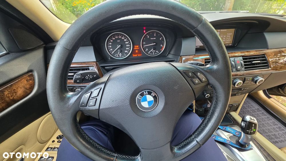 BMW Seria 5 525xd - 28